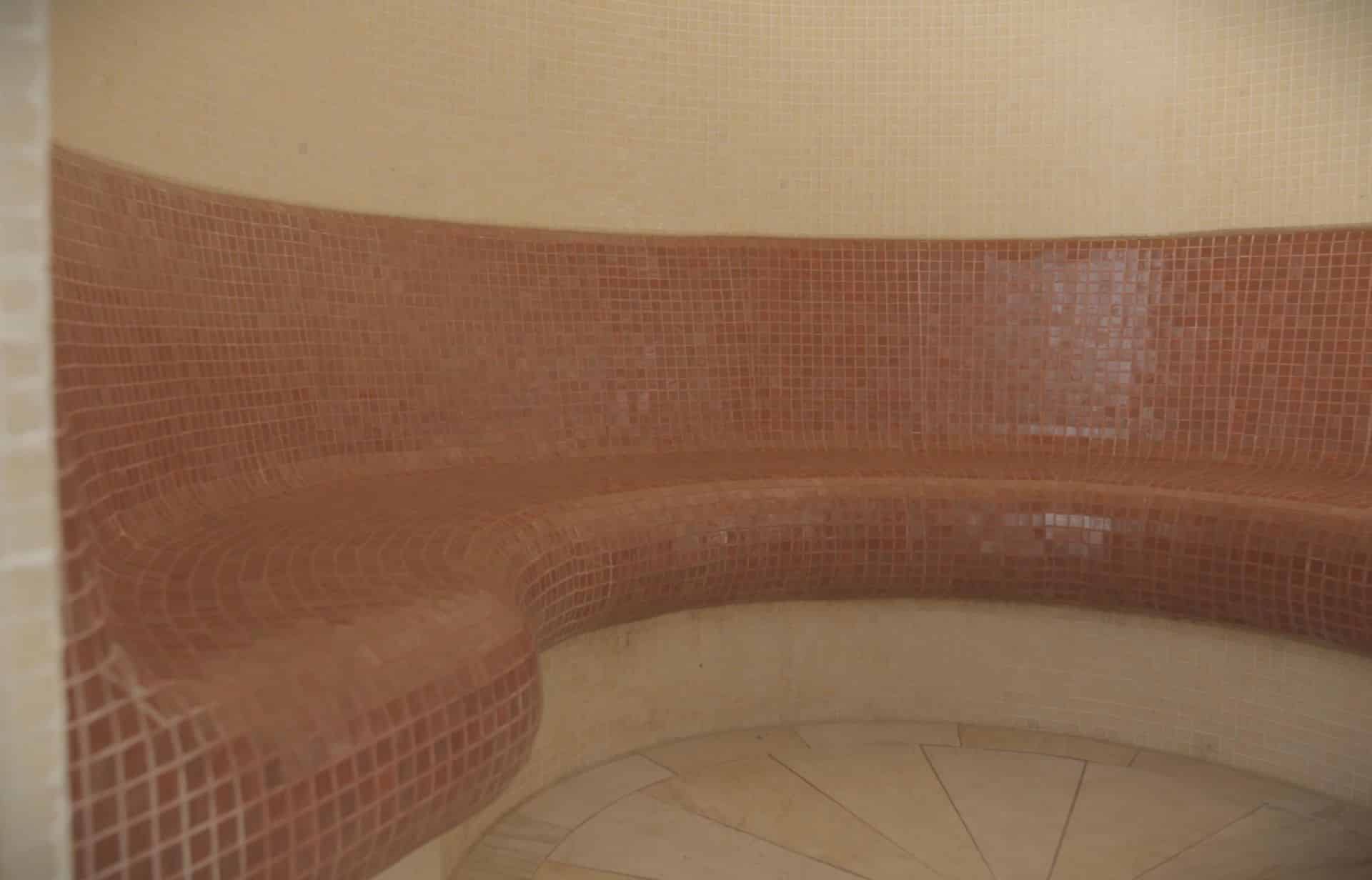 Blick ins Dampfbad mit Mosaiksteinen