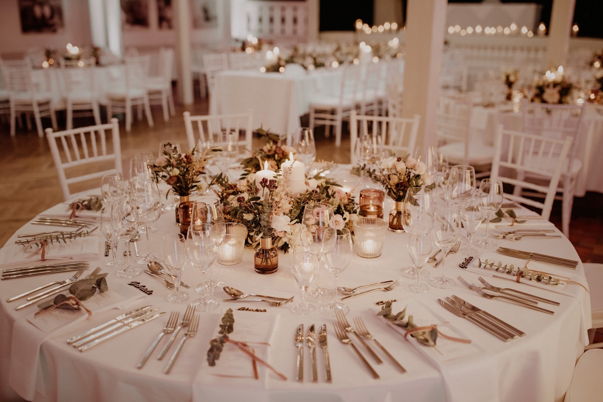 Festlich gedeckter Tisch mit Blumen zur Hochzeit