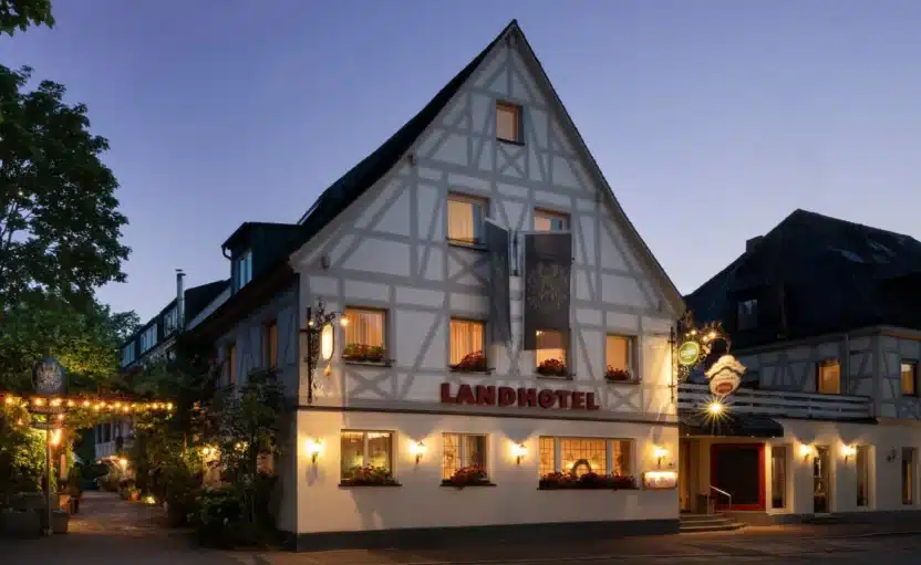 Das Landhotel 3 Kronen von außen bei Nacht