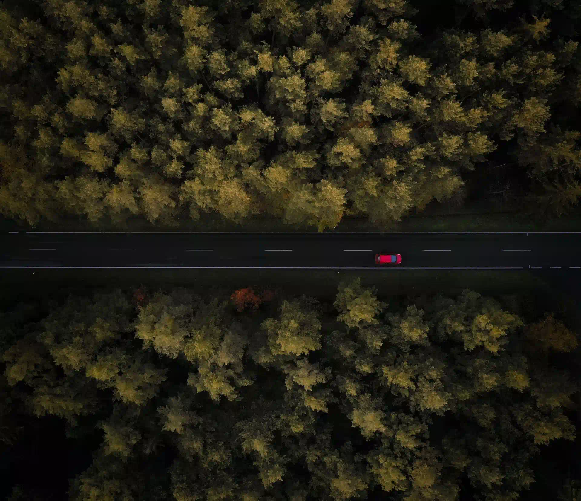Rotes Auto auf der Straße unterwegs ins Landhotel 3Kronen