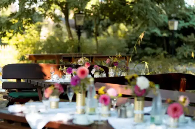 Festlich gedeckte Tafel mit Blumen im Biergarten