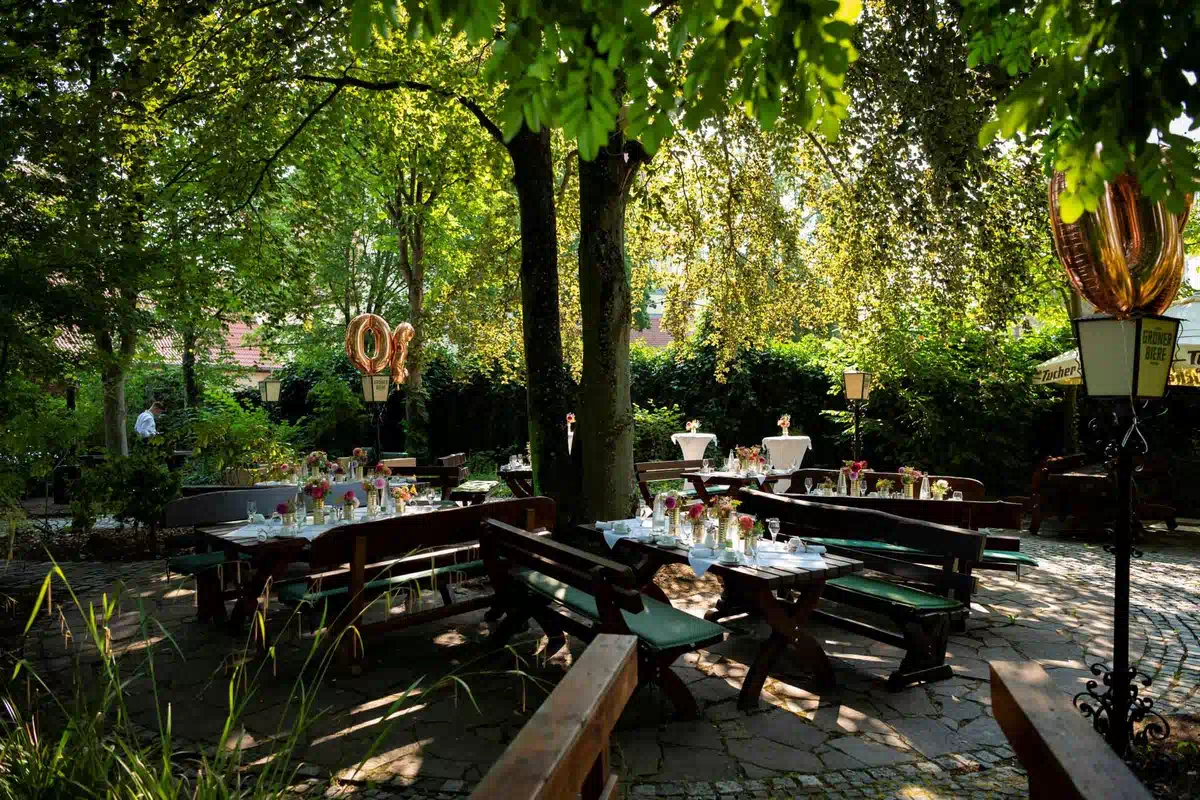 Verschiedene Bowls mit Strohalmen und Früchten im Biergarten