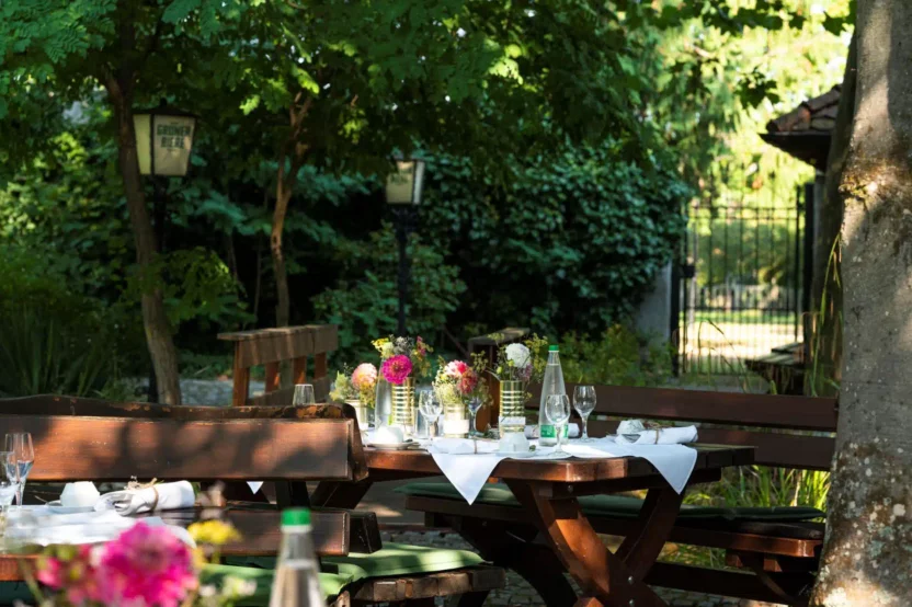 Verschiedene Bowls mit Strohalmen und Früchten im Biergarten