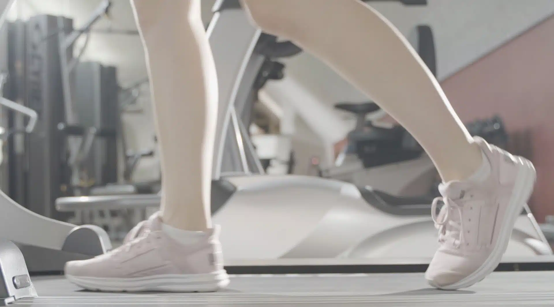 Junge Frau auf dem Laufband