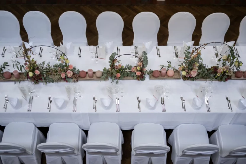 Festlich gedeckter Tisch mit Blumen zur Hochzeit