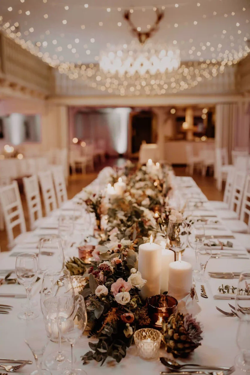 Festlich gedeckter Tisch mit Blumen zur Hochzeit