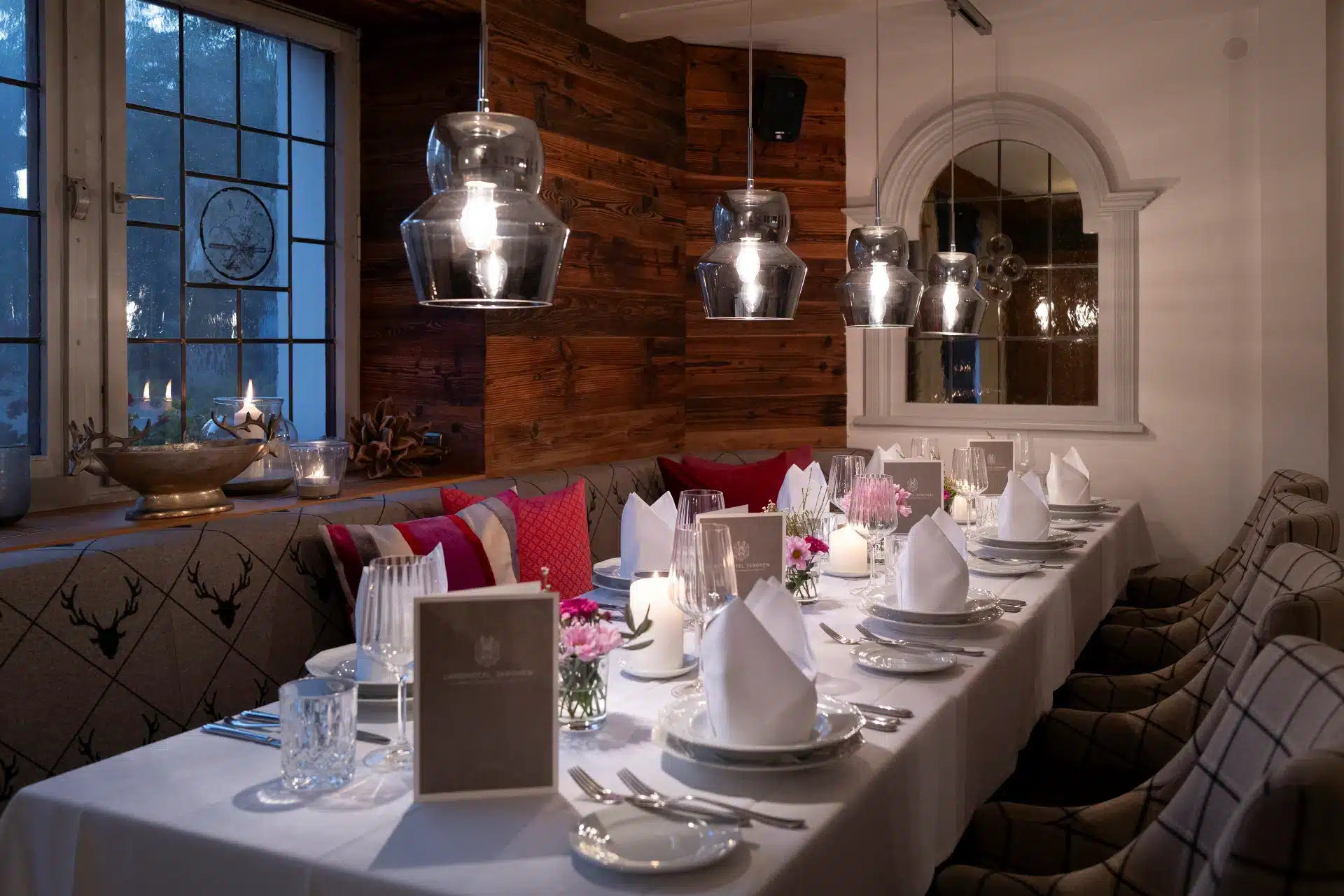 Festlich gedeckte Tafel mit Speisekarten für eine Taufe