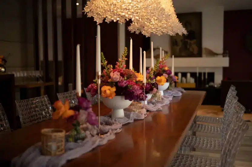 Blumenarrangements in der Lounge auf einer langen Tafel