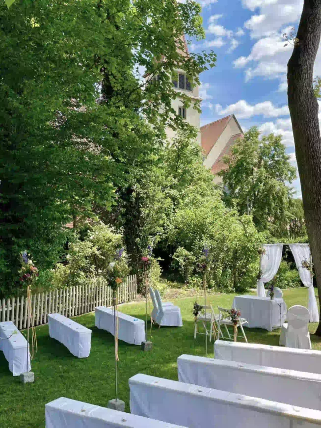 Trauwiese mit Blick auf die Kirche bei Sonnenschein