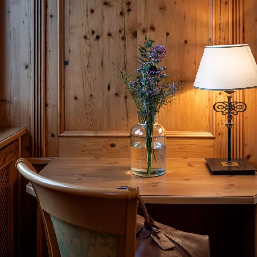 Blumen im Hotelzimmer auf dem Schreibtisch