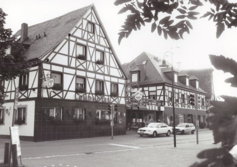 Historisches Bild unseres Hotels in schwarz weiß von außen