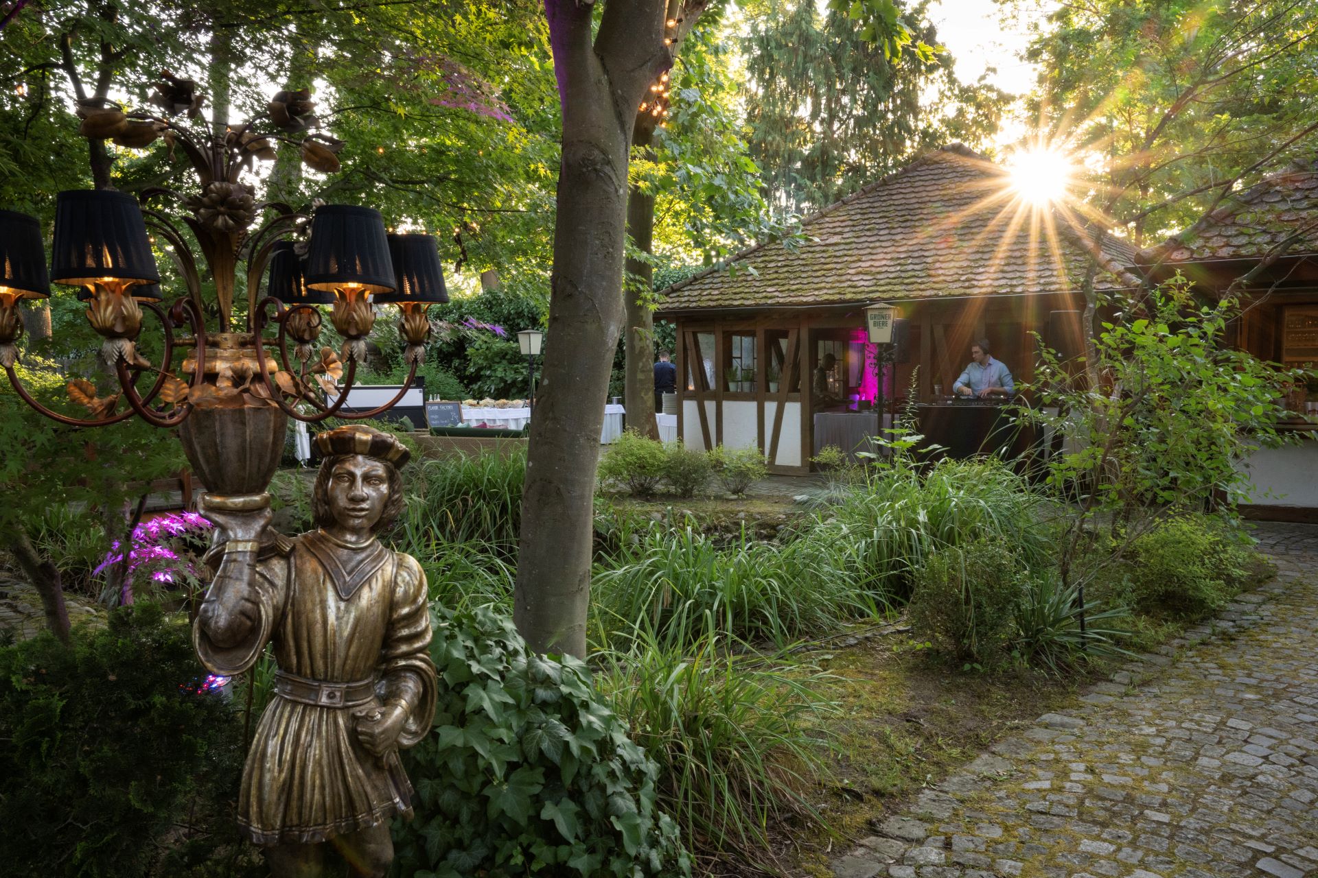 Biergarten bei aufgehender Sonne mit besonderer Lampe