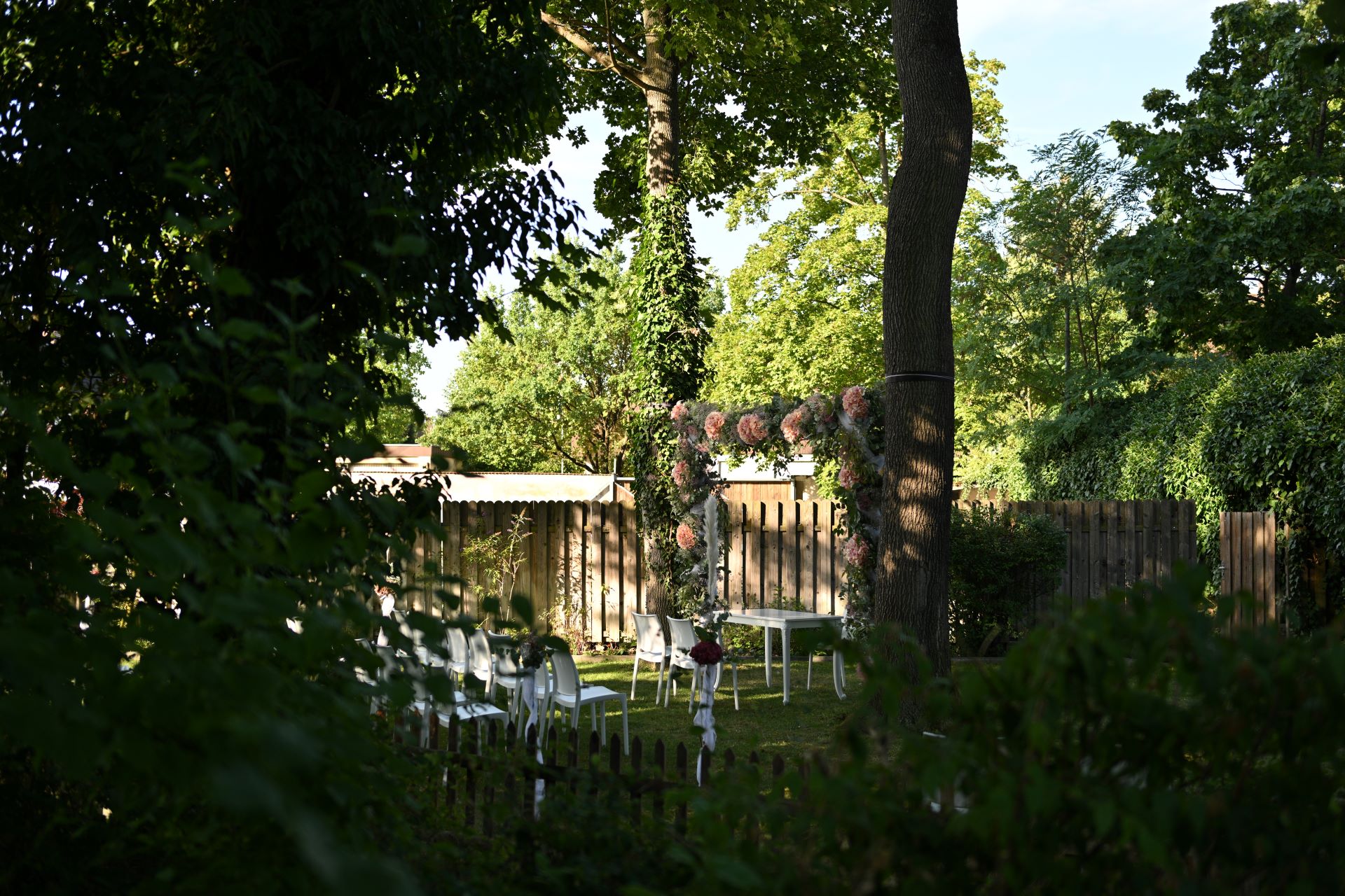 Verwunschene begrünte Wiese für Trauungen