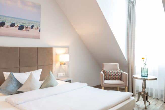 Hotelzimmer im modernen Stil und Pastellfarben