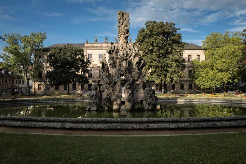 Schlossgarten in Erlangen im Sommer mit Springbrunnen
