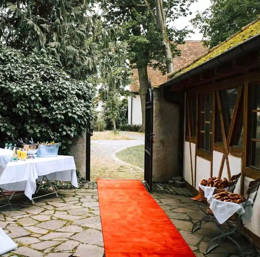 Biergarten mit Verbindung zum Schloss