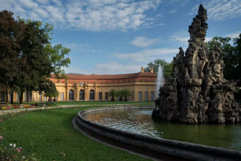 Schlossgarten in Erlangen im Sommer mit Springbrunnen