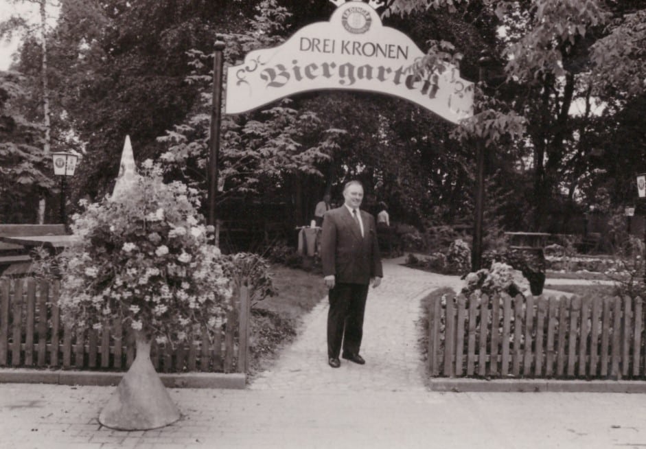 Waldemar Schmitt im Biergarten, welcher neu errichtet worden ist und zu einem der schönsten Biergärten Frankens gehört.