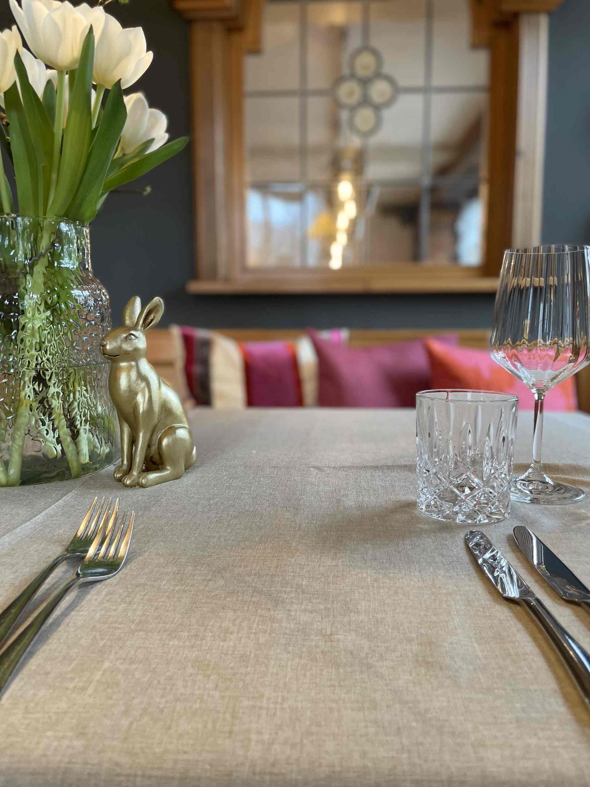 Kleiner Osterhase in gold auf dem Tisch in unserer urigen Wirtsstube.