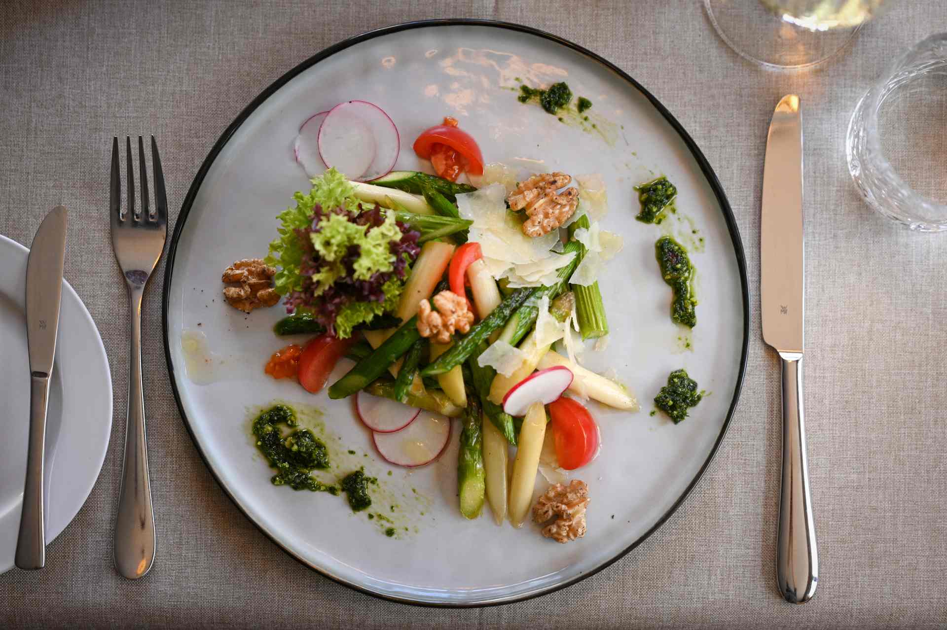 Gebratener Spargel mit Honig und Walnüssen, sowie Pesto und Gemüse.