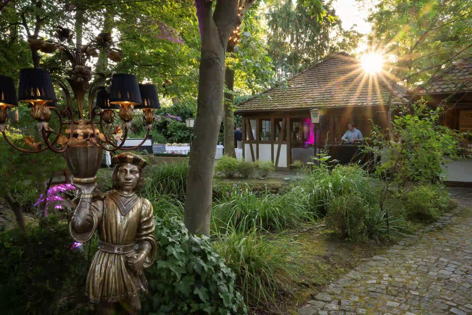 Unser romantischer Biergarten Erlangen bei Sonnenuntergang.