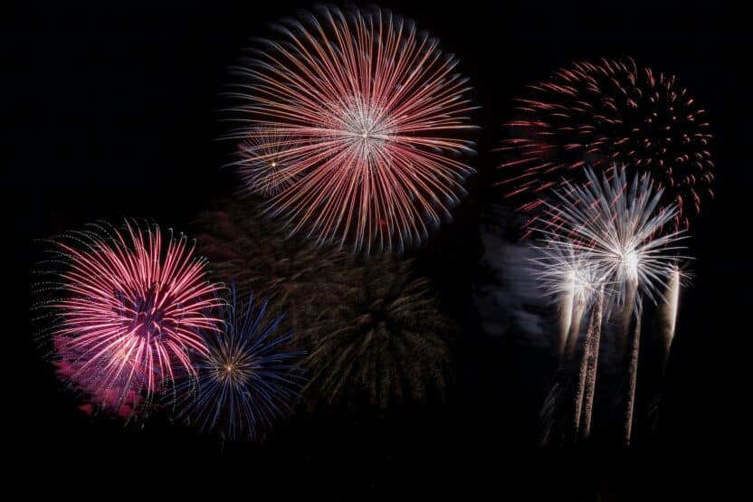 Feuerwerk am Himmel mit bunten Lichtern.