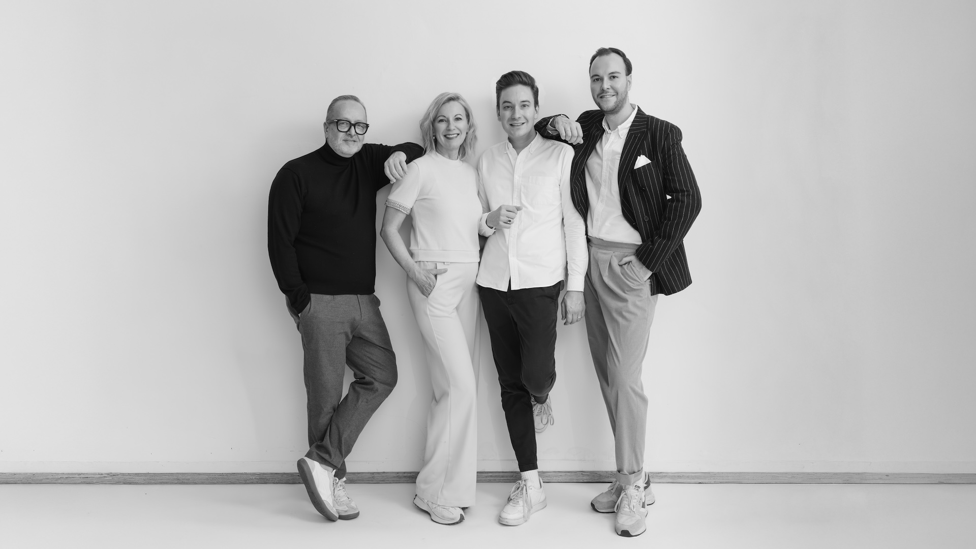 Ein schönes Familienfoto in schwarz weiß, von links nach rechts: Christian, Petra, Felix und Paul Pöllmann